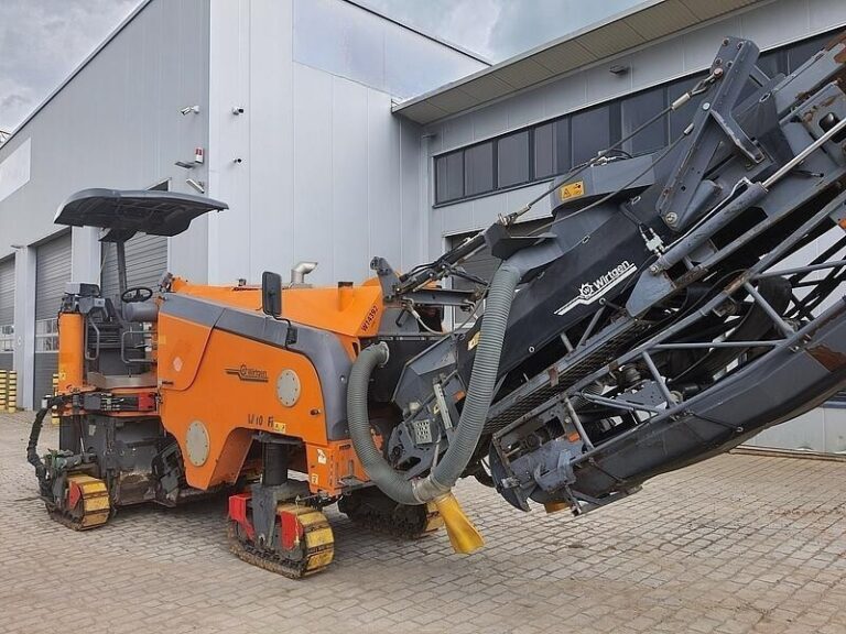 Imagem de Fresadora de Asfalto Wirtgen seminova em pátio no Brasil